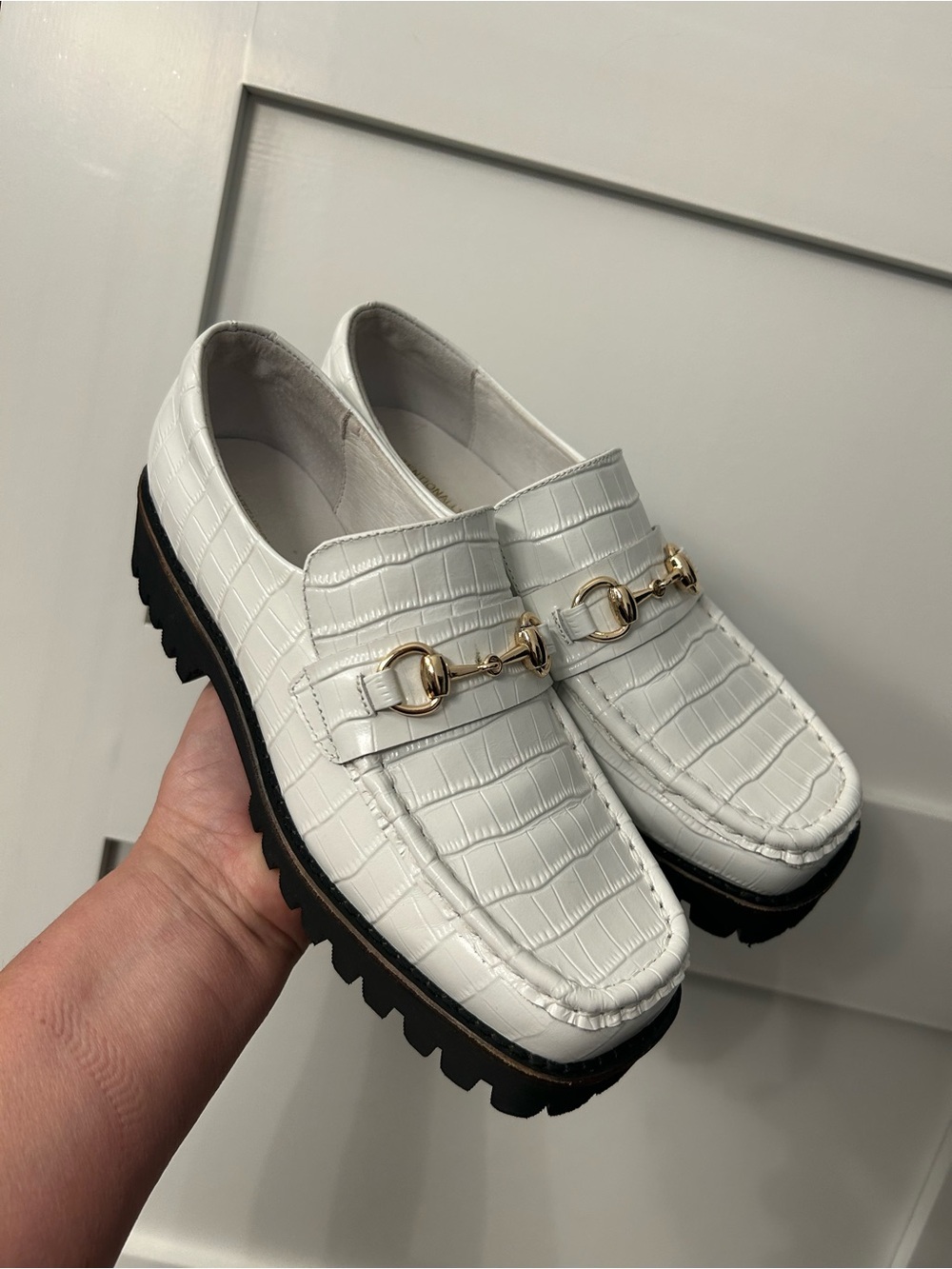 Intentionally Blank White Croc Embossed Leather Lug Sole Loafers Size 9